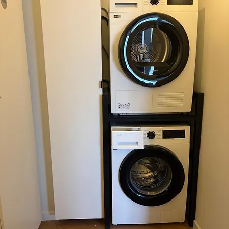 Spacious For 8 People, & Center Within Walking Distance *