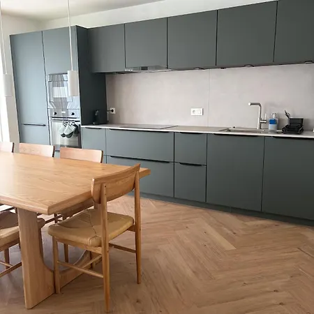 Daire Spacious For 8 People, & Center Within Walking Distance